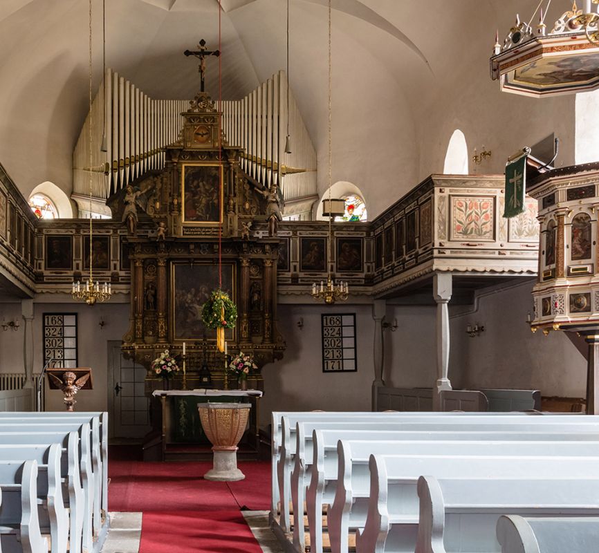 Blick in den Altarraum der Ev.-Luth. Stadtkirche »Peter und Paul« Sebnitz (Taufstein, Altar, Orgel) · Foto: Albrecht Päßler (2015)