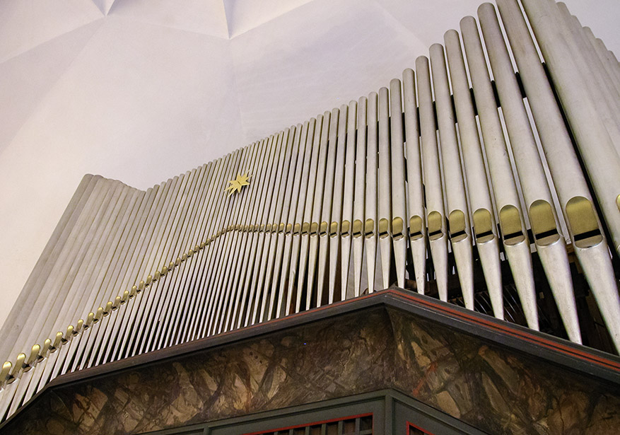 Prospekt der großen Orgel in der Ev.-Luth. Stadtkirche »Peter und Paul« Sebnitz · Foto: Albrecht Päßler (2005)